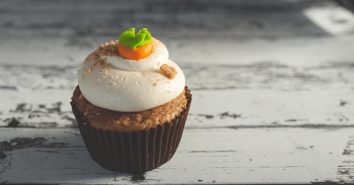 Vegan-carrot-muffin-with-frosting-and-decorative-carrot-on-top